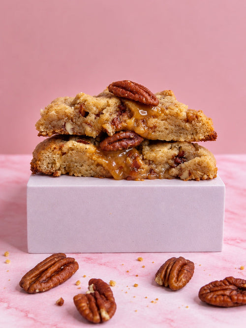 Cookie caramel beurre salé et noix de pécan ouvert, cœur caramel fondant